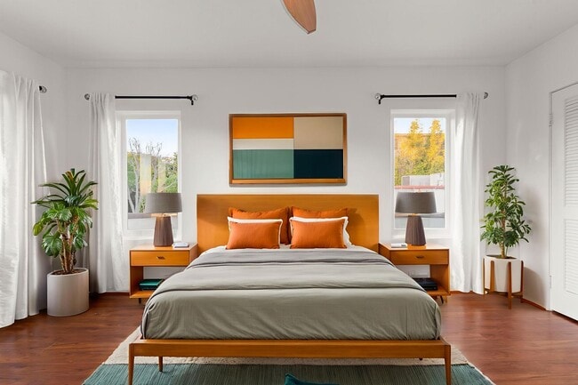 Building Photo - (Ellie:B) 900-902 Havenhurst Drive &amp; 8117 Willoughby Avenue