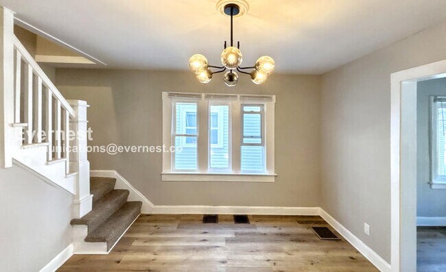 Building Photo - 3-Bedroom Townhome with Fenced Yard / Pet-...