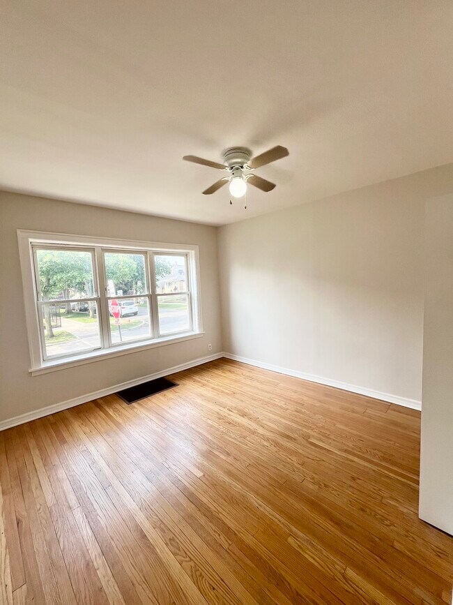 Building Photo - 4958 W Dickens Ave