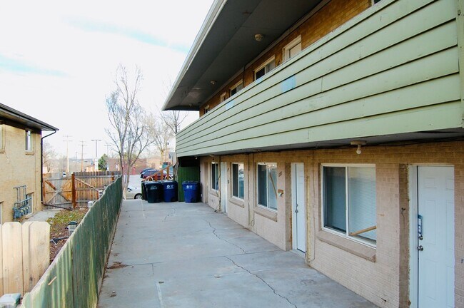 Building Photo - Updated 3Bedroom- In-Unit Laundry-$1,000 Move-In credit