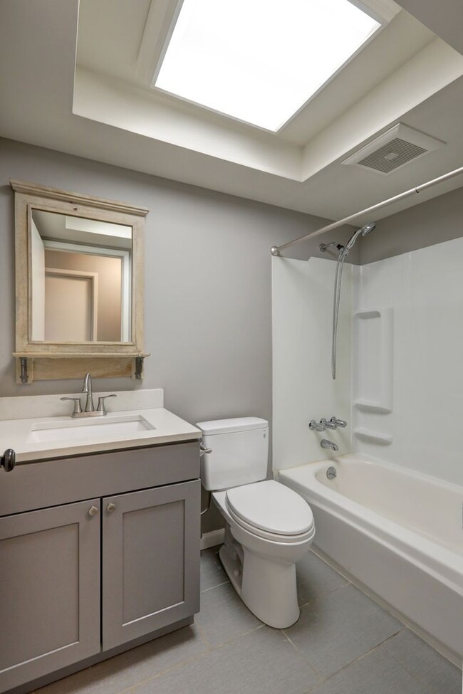 Building Photo - Beautiful 4bd, 2.5ba Home by Marymoor Park...