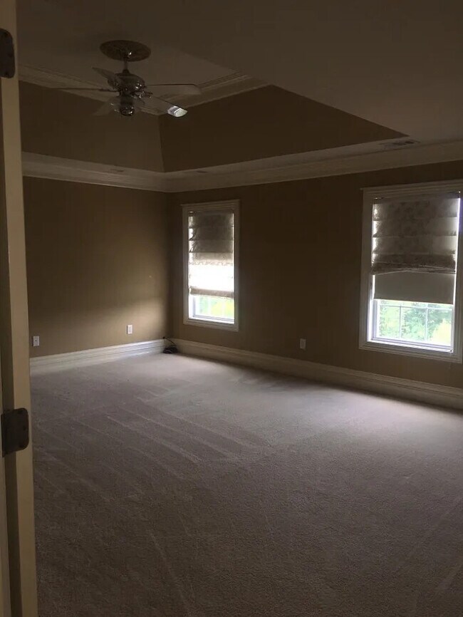 Building Photo - 4 Bedroom 3 Bathroom