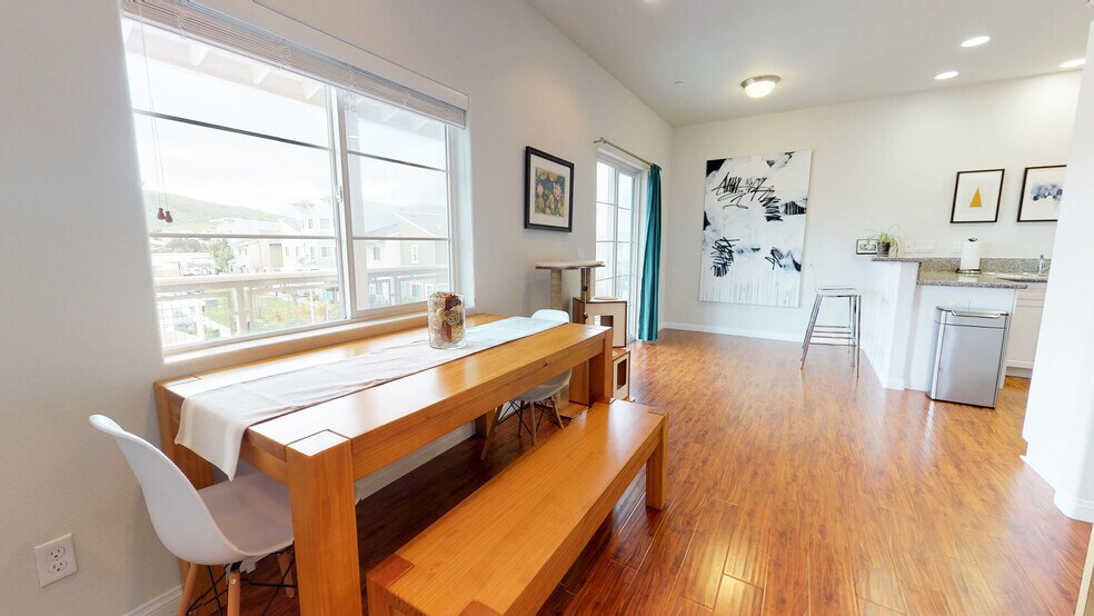 Building Photo - 955 Humbert Ave