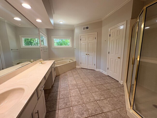 Building Photo - Newly Painted Germantown Home Minutes Away From Thornwood Market Row. Pets Are Welcome With Owner...