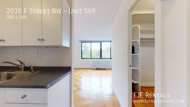 Building Photo - Bright, efficiency w Full Kitchen, Pool, 2...