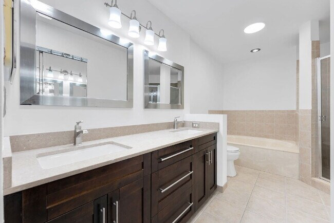 Building Photo - Stunning lakefront townhouse in gated Homestead community.