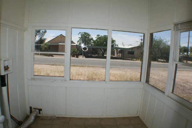 Building Photo - Cute 2 Bedroom/1 Bath in Good Condition