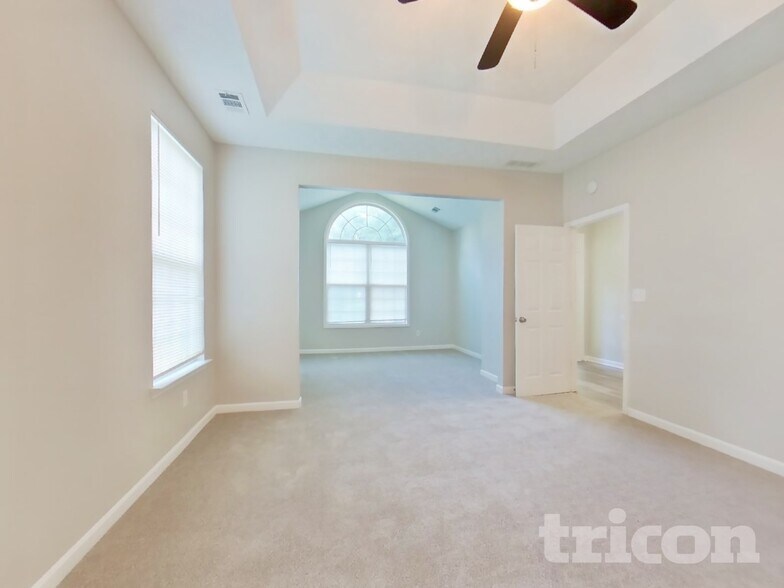 Building Photo - 5746 Lakeside Dr