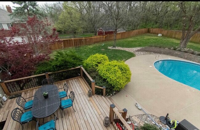 Plenty of grassy space- mowing included! - 1524 Foxfire Dr
