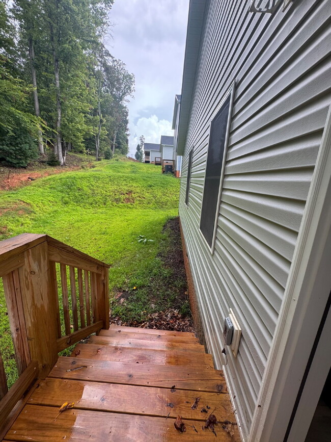Building Photo - "Charming 3-Bedroom Retreat with 2 Full Ba...