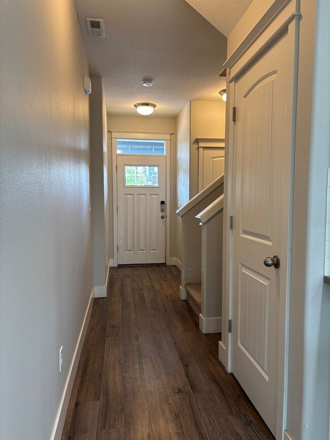 Building Photo - Newer 2 Story Home in Newberg   SHOWINGS  START  MAY 15th