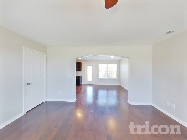 Building Photo - 323 Stratford Park Blvd