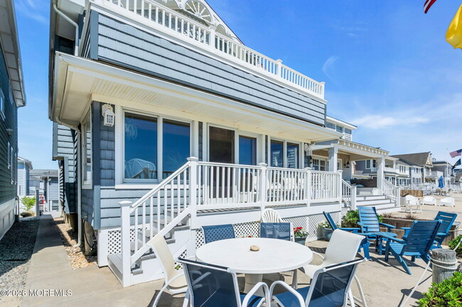 Building Photo - 419 Beach Front