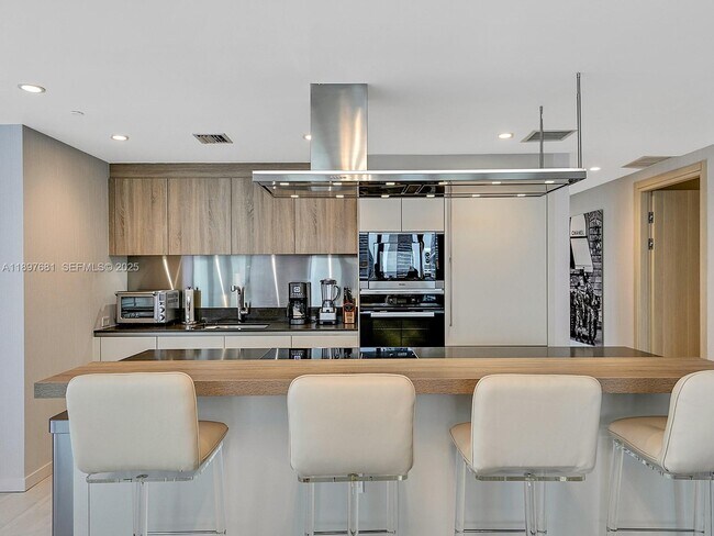 Building Photo - 1000 Brickell Plaza