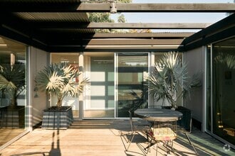 Building Photo - 2743 Hollyridge Dr