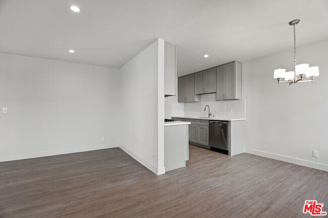 Building Photo - 1117 S Bronson Ave