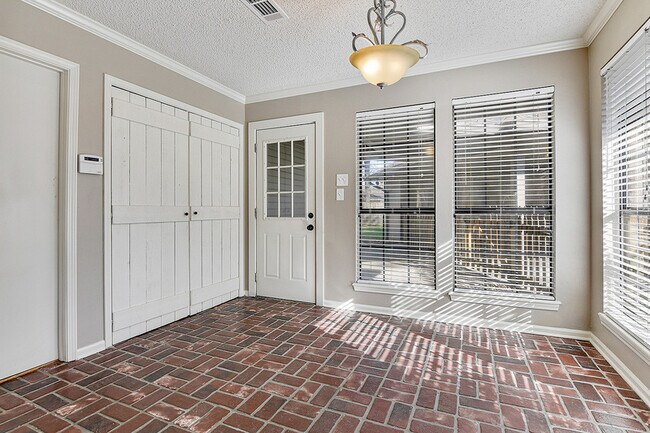 Building Photo - 4047 Country View Dr