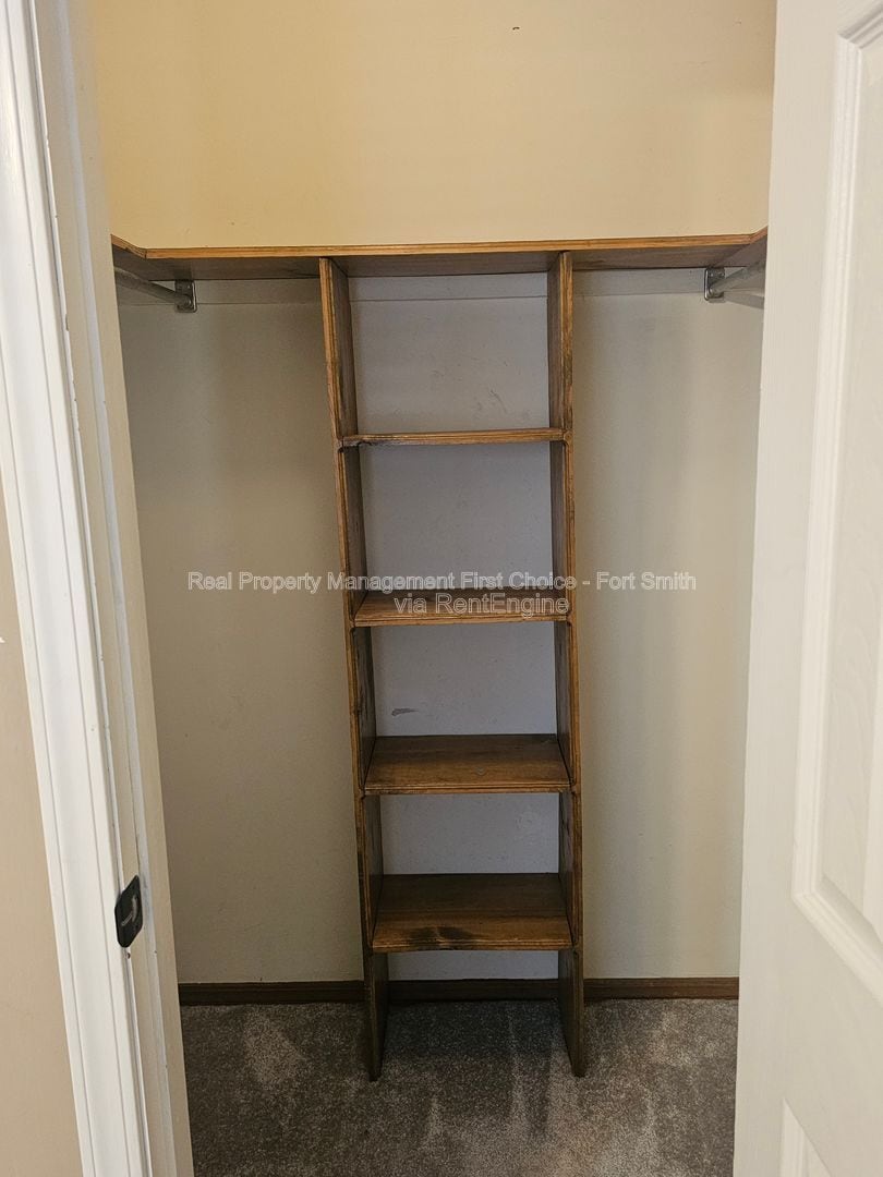 Building Photo - 306 Elfen Glen St