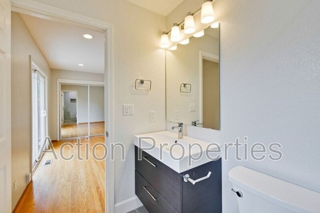 Building Photo - 1650 Goldfinch Way