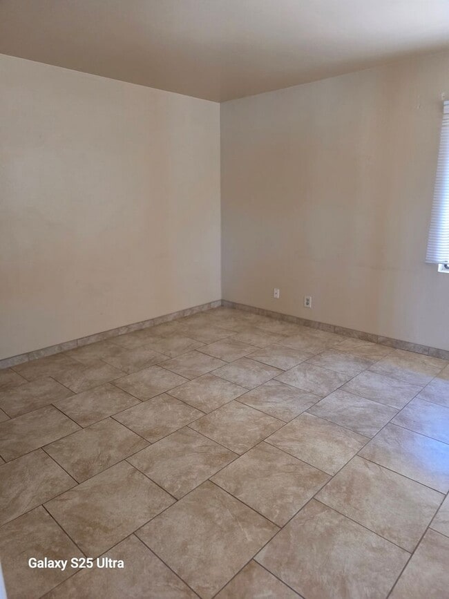 Building Photo - Clean THREE Bedroom Home
