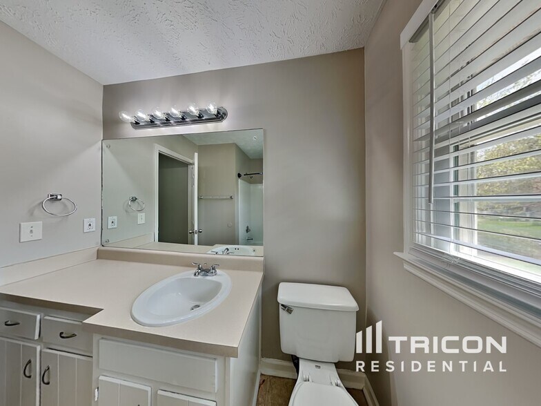 Building Photo - 425 Monivea Ln