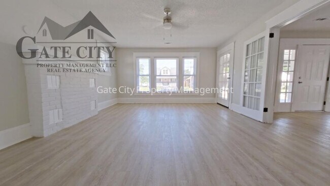 Building Photo - 1105 Adams St