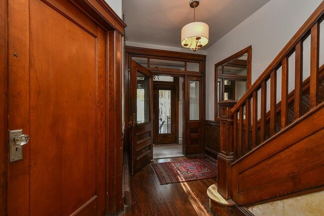 Building Photo - 722 27th St