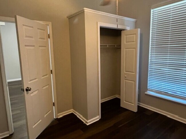 Building Photo - 4BR/2BA Home Walking Distance to Mary Lee ...