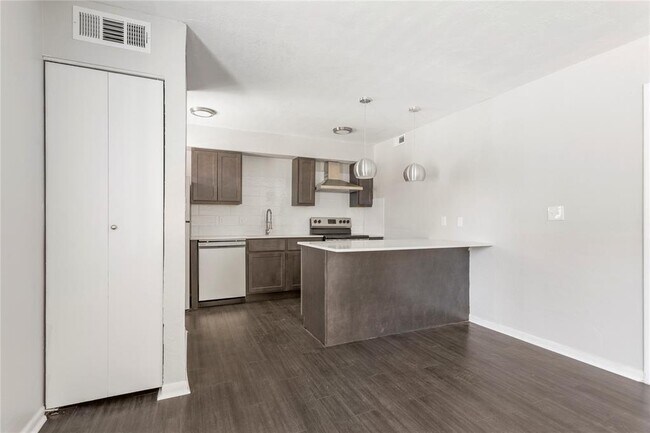 Building Photo - 2810 Dorchester Dr