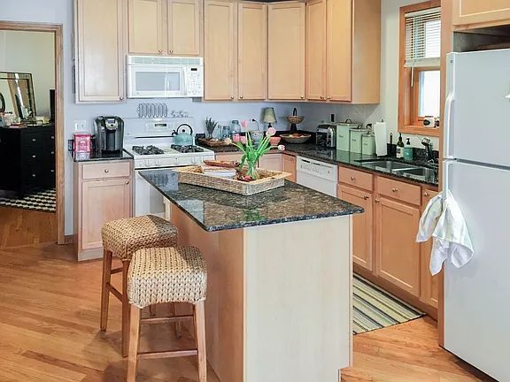 Building Photo - 1319 W Belmont Ave