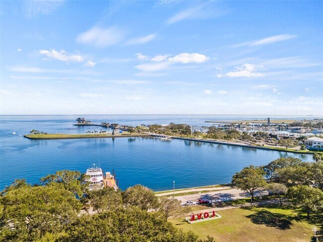 Building Photo - 176 4th Ave NE