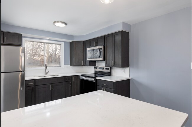 Building Photo - 562 Kenmore Ave