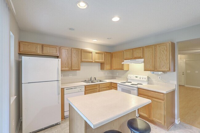 Building Photo - 8074 Shadow Oak Dr