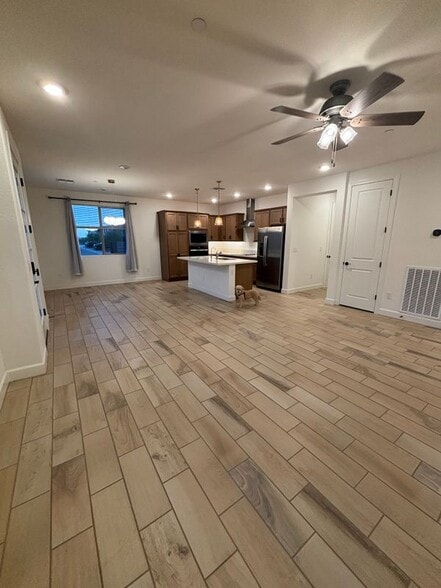 Building Photo - 2121 W Sonoran Desert Dr