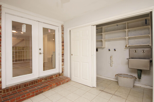 Building Photo - 596 L'Ombre Ct NE
