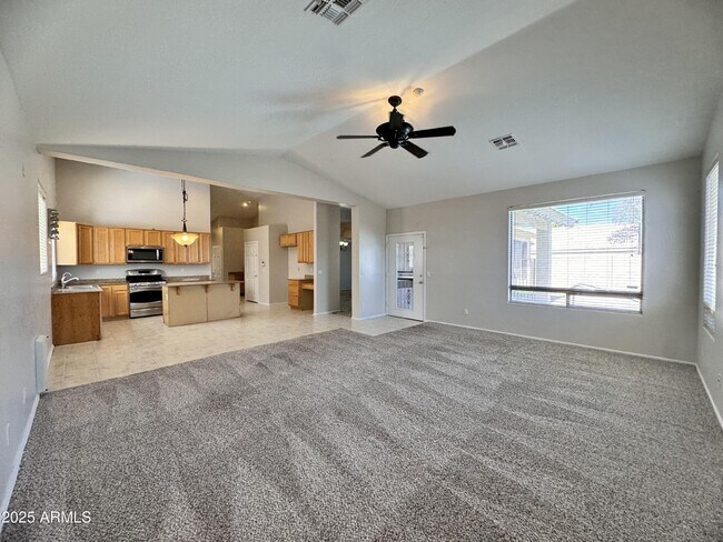 Building Photo - 673 S Peppertree Dr