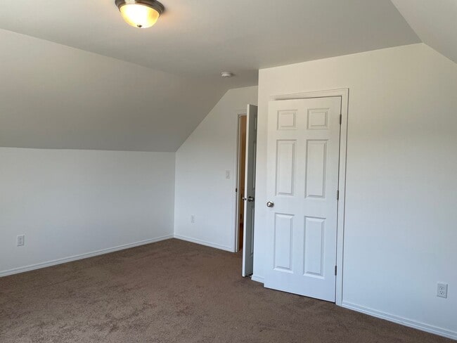 Building Photo - Beautiful 2 Bedroom 1.5 Bath 2 Story Home-...