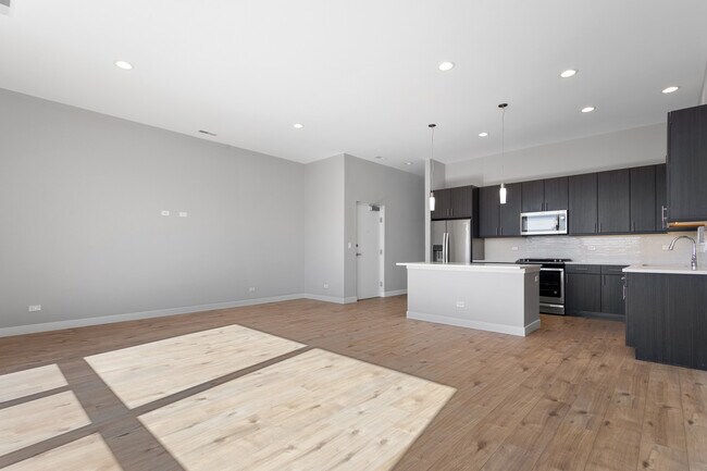 Building Photo - 2528 W Addison St
