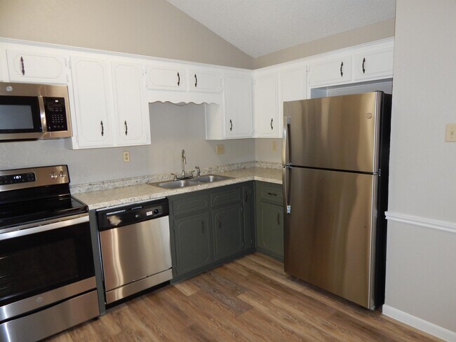 Building Photo - 4505 River Oaks Dr