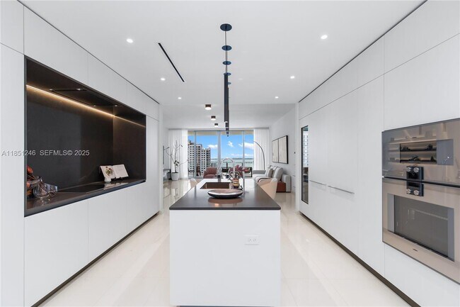 Building Photo - 300 Biscayne Blvd Way