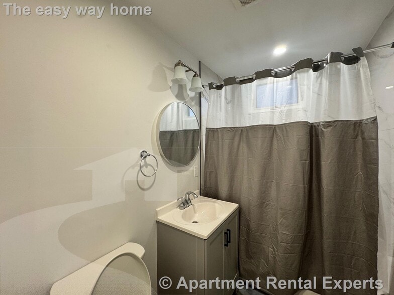 Building Photo - 136 Sharon St