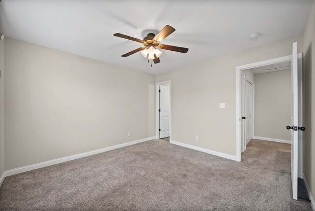 Building Photo - 2 Bedroom Condo For Rent With Community Swimming Pool!