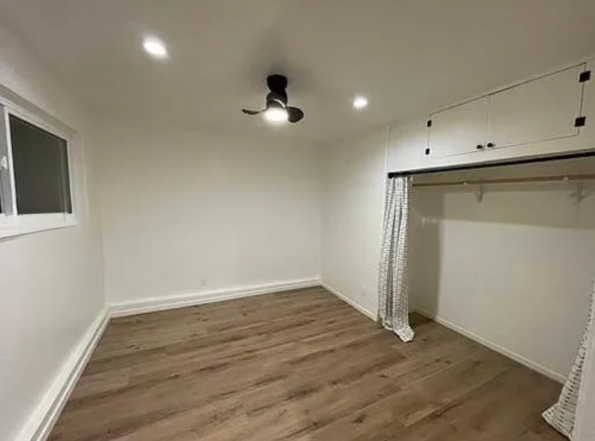 Building Photo - 22331 Vanowen St