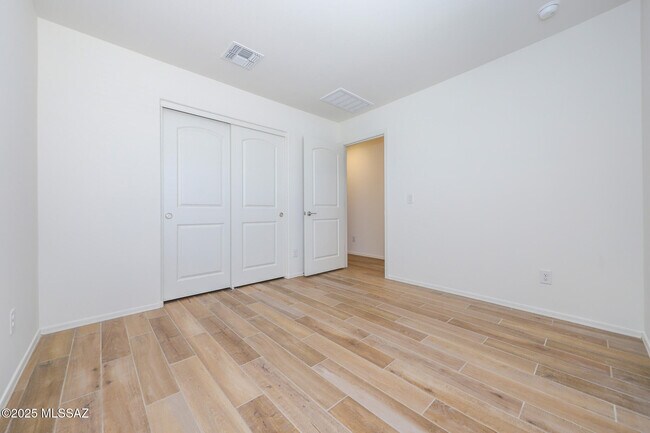 Building Photo - 9122 E Red Blf Ct