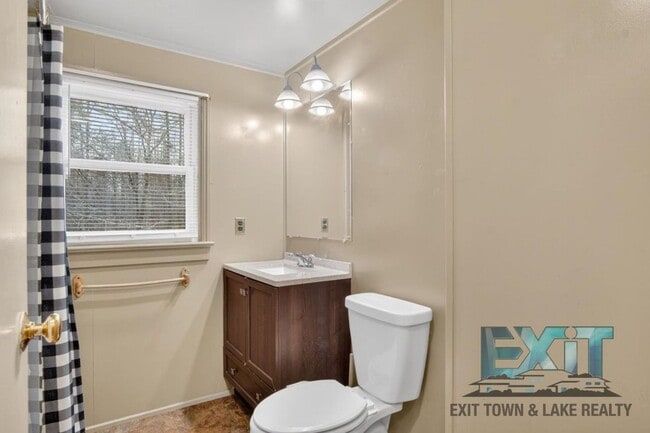 Building Photo - 3 Bedroom, 1 Bath Home Available