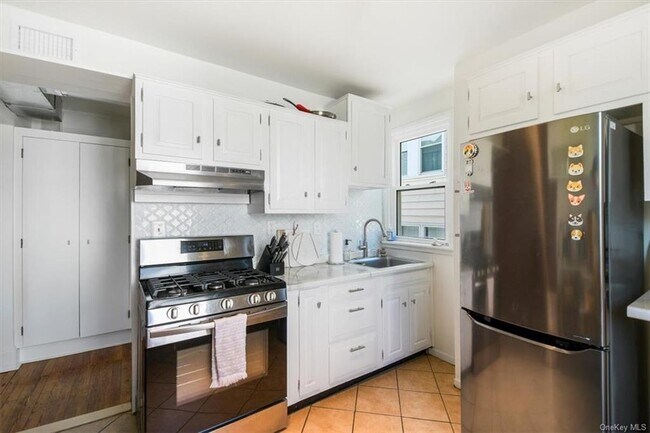 Building Photo - 1 Bayview Ave