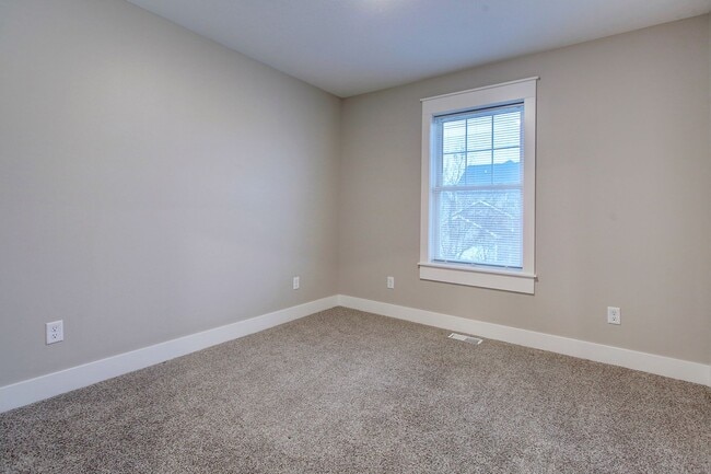 Building Photo - Three Bedroom Townhome