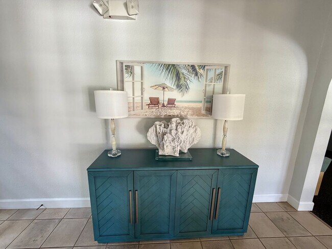 Building Photo - 3 bedroom, 3 bath Luxury Living Along the ...