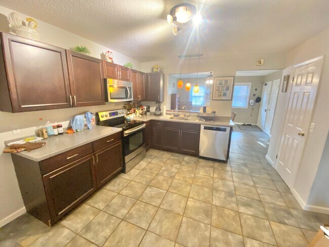 Building Photo - 56 Morellen Ln