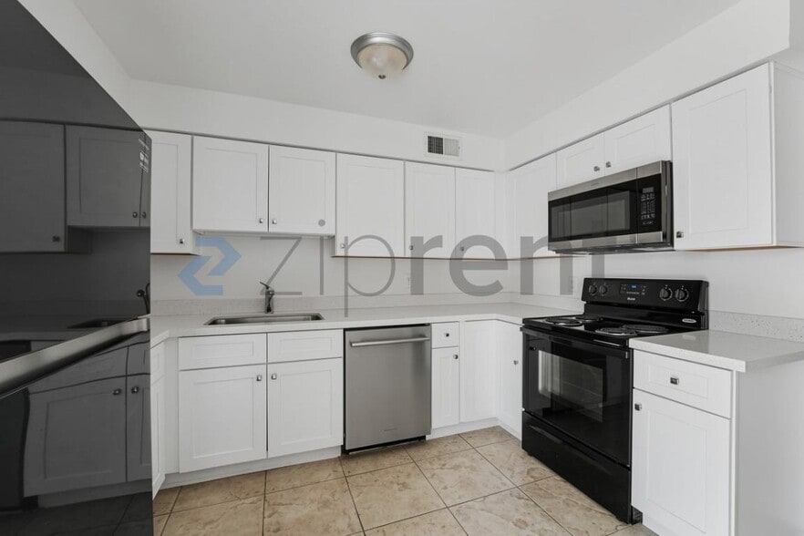 Building Photo - Unit 2